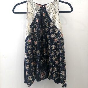 Hint of Mint Printed Floral and Lace Top Sz Small